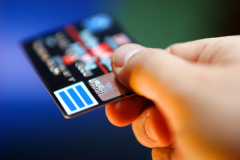 Кредитная карточка помогает в трудные финансовые моменты. Но может затянуть в еще более глубокую финансовую яму.
